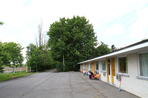Motel Champlain Броссар Екстер'єр фото