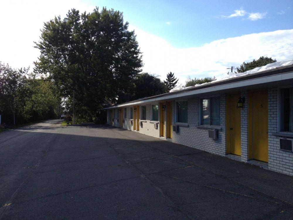 Motel Champlain Броссар Екстер'єр фото
